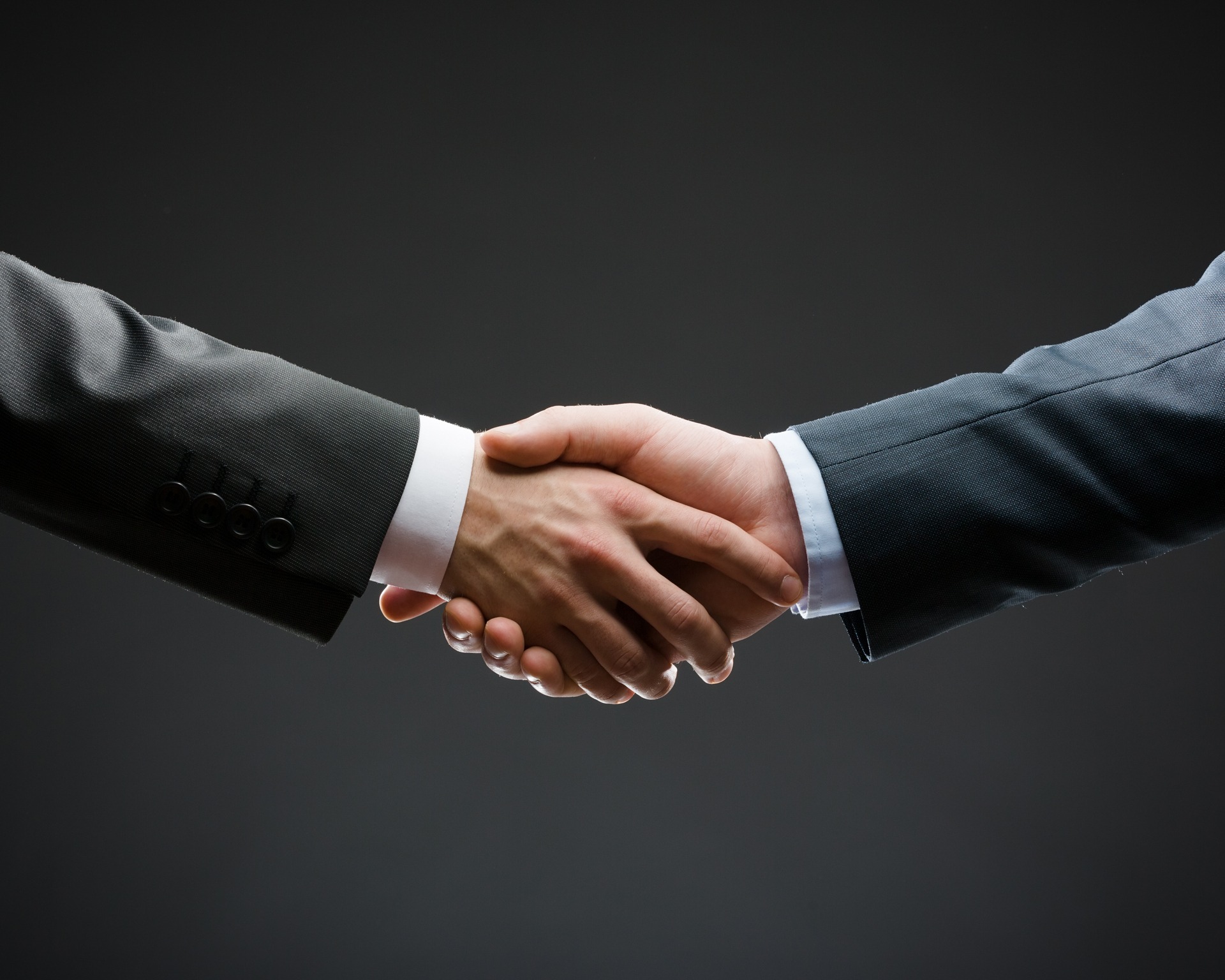 Geschäftsmänner geben sich die Hände Geschäftsmänner geben sich die Hände